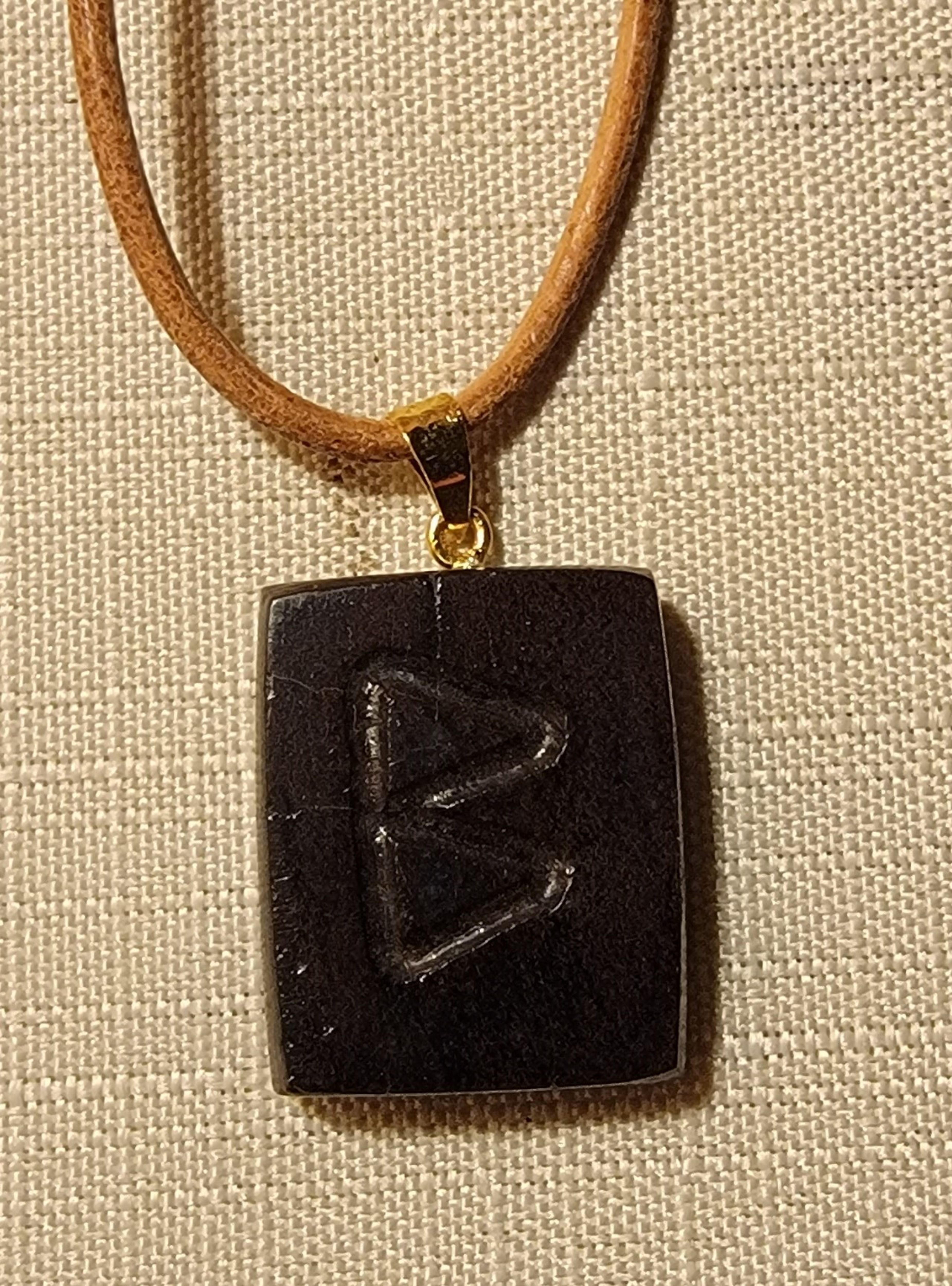 Image de Pendentif en Jais motif rune Berkana