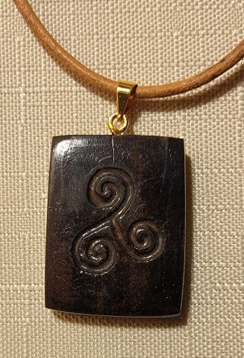 Image de Pendentif en Jais motif celtique Triskel